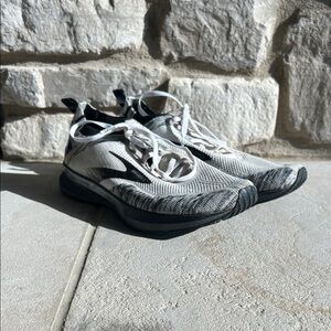 Black and White Levitate Brooks 4.0
